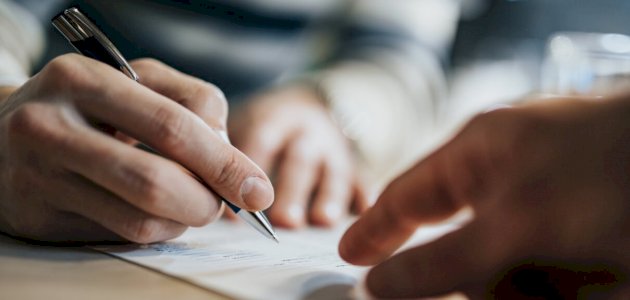ما الفرق بين العقد محدد المدة وغير المحدد